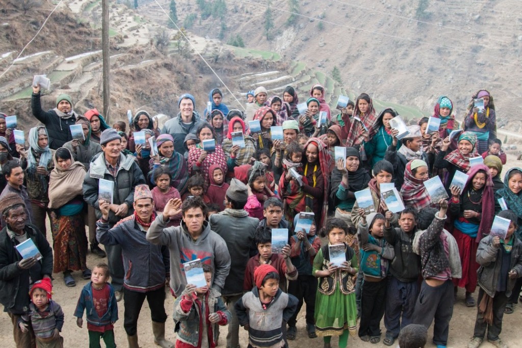 Um vilarejo nos Himalaias recebendo Bíblias.