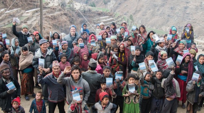 Un village de l’Himalaya recevant des Bibles