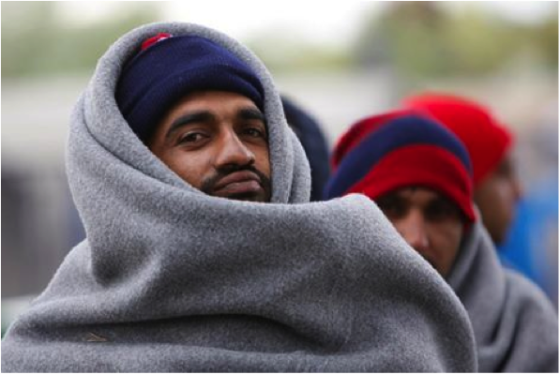 Distribution de couvertures aux hommes réfugiés (JEM Madison)
