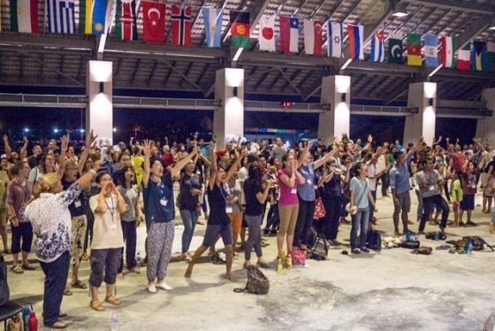 500 personnes de 43 pays célébrant le nouveau Campus de l’Université de Nations ADN Asie Infusion à Battambang, Cambodge, en janvier (Dawn Gauslin)