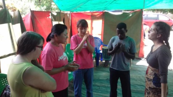 Representantes de JuCUM Blantyre, JuCUM Kona and JuCUM Hernhutt orando en Malawi en Enero durante La Invitación.